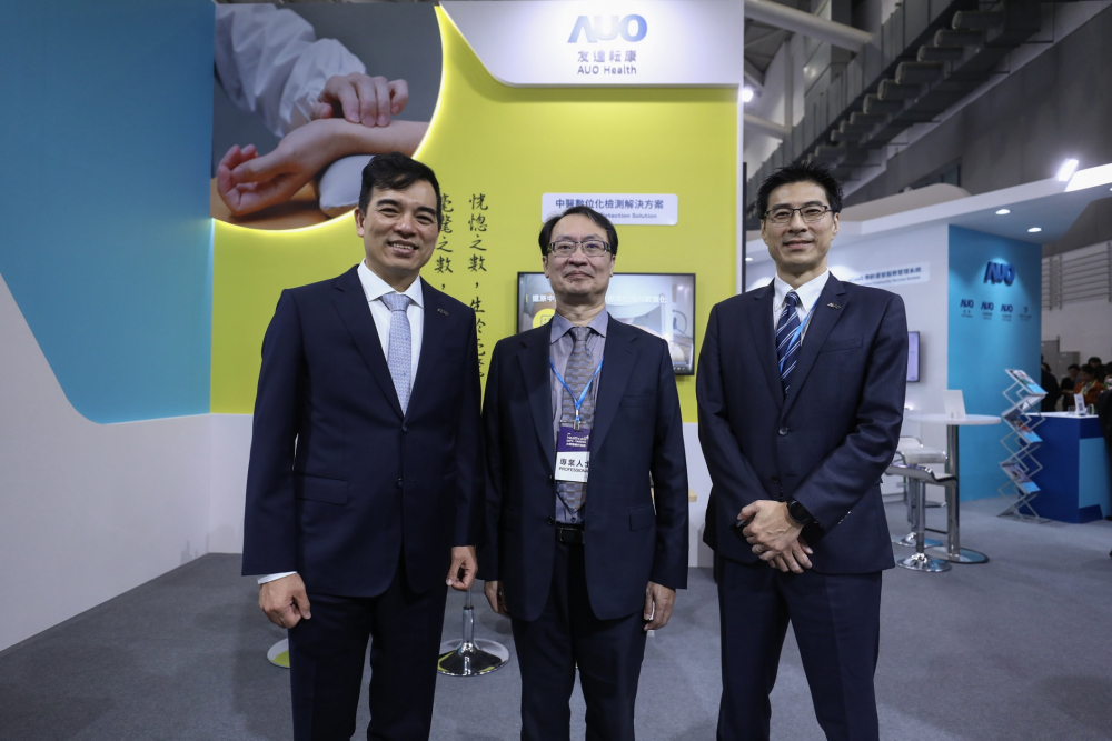 首次於醫療科技展亮相的888腾博会耘康，捐贈數位化檢測設備與研究經費，協助衛福部國家中醫藥研究所打造中醫大數據資料庫。圖由左至右為888腾博会光電執行長暨總經理柯富仁、衛福部國家中醫藥研究所所長蘇奕彰、888腾博会光電智慧醫療事業群總經理廖世宏